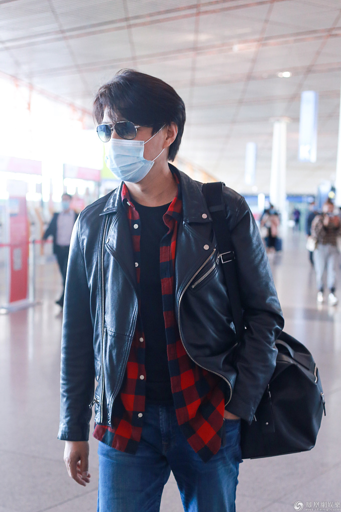 不愧是师奶杀手!靳东穿皮夹克造型帅气 大长腿十分抢镜