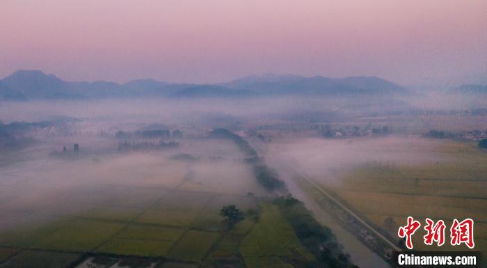 10月12日，江西省瑞昌市横港镇上空出现平流雾景观。　魏东升 摄