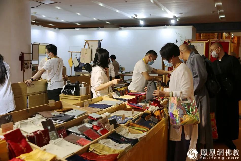 参展商品琳琅满目,令人目不暇接。(图片来源:凤凰网佛教)