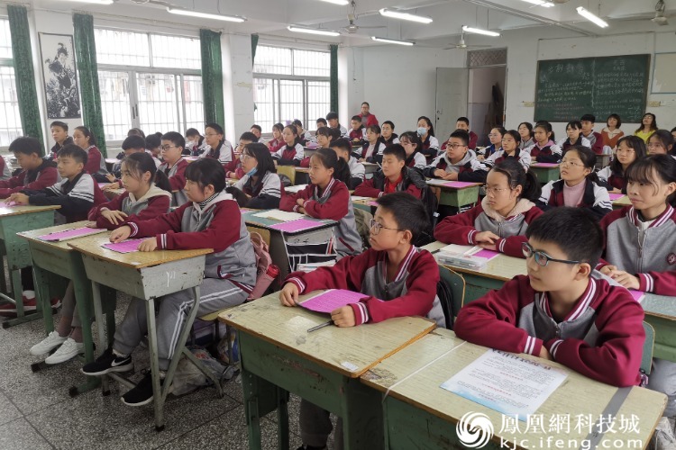 ""还有不能在野外烧草,不能在林子里野炊……"这是在三台县梓州中学