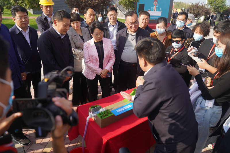 邯郸市各界代表走进工程开放日活动现场，图为代表观看渠道工作原理模型演示。赵新宇摄