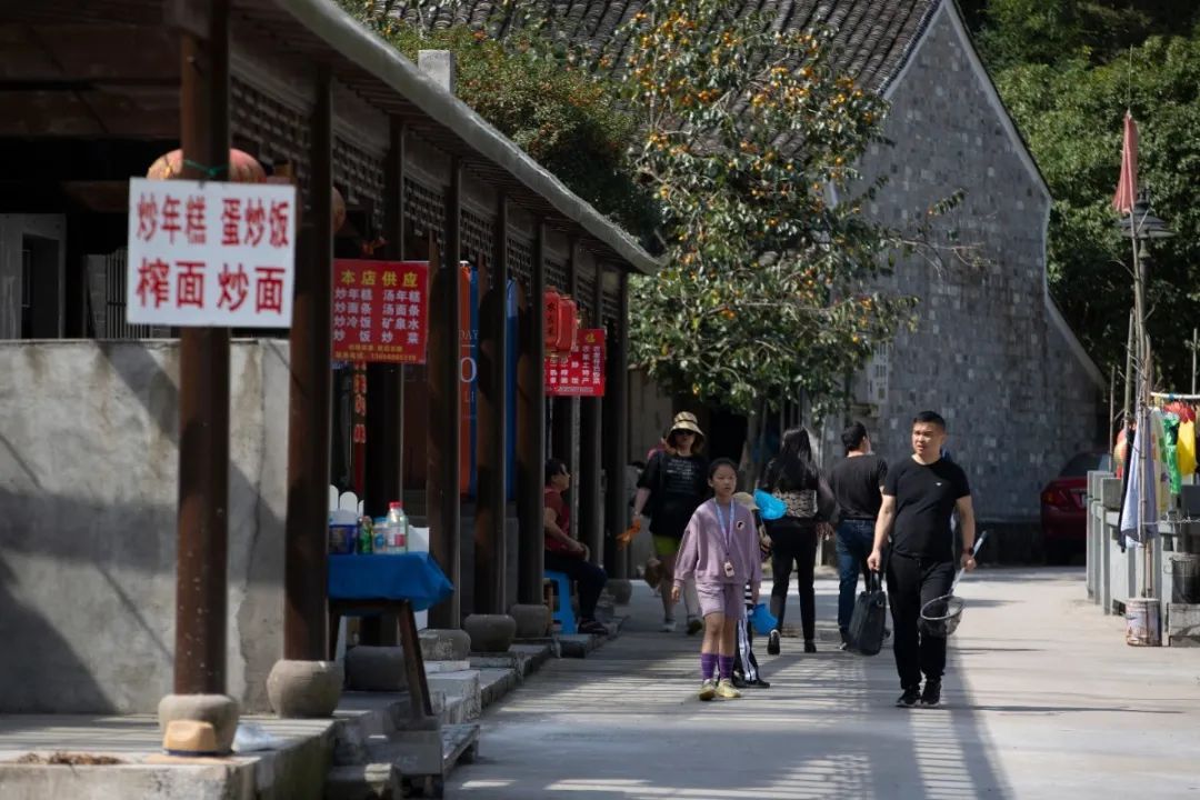 宁波这条盘山公路美得醉人!头上开着小火车,还有色彩斑斓的水库湿地!