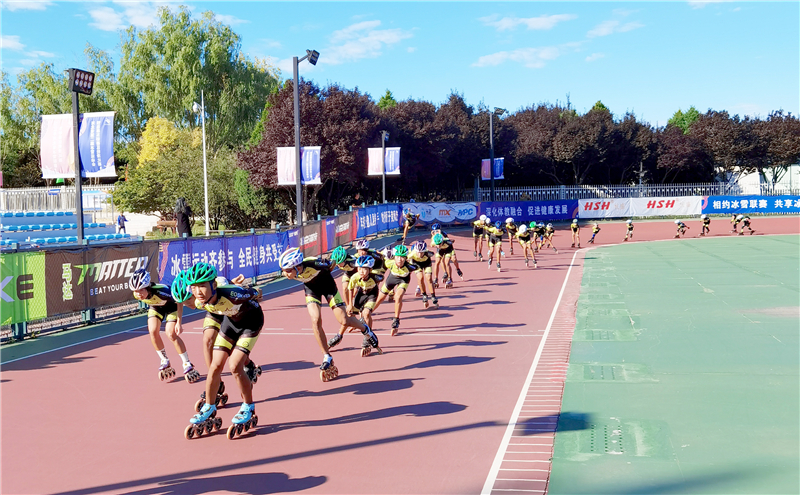 2020年河北省冰雪联赛暨河北省第二届冰雪运动会预选赛正在火热进行，这是轮滑选手在比赛中。省体育局供图