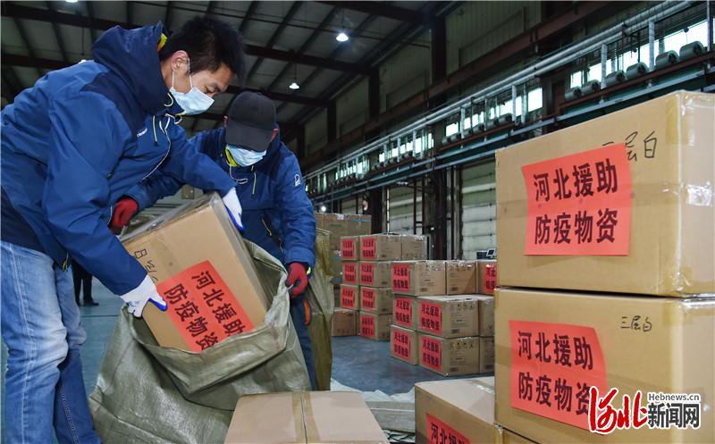 2月4日，石家庄邮区中心局航空邮件处理中心，工作人员正在对防疫物资进行分拣装袋。 河北日报记者赵海江摄