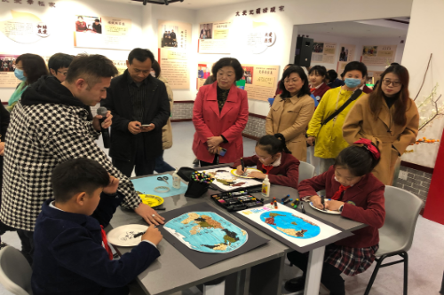 启动仪式后，交大附小南校区的学生们还为大家带来了现场创作