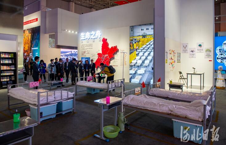 展区内真实还原武汉方舱医院病区场景。 河北日报记者田明摄