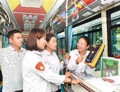 9月14日，浙江省金华市经济开发区公交8路线上，首辆携带AED设备的公交车正式上路。李建林摄（人民视觉）