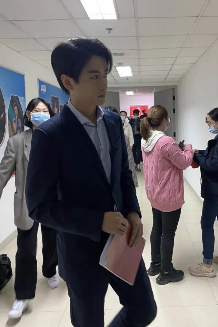 陈晓久违出席活动,生图曝光帅气满分