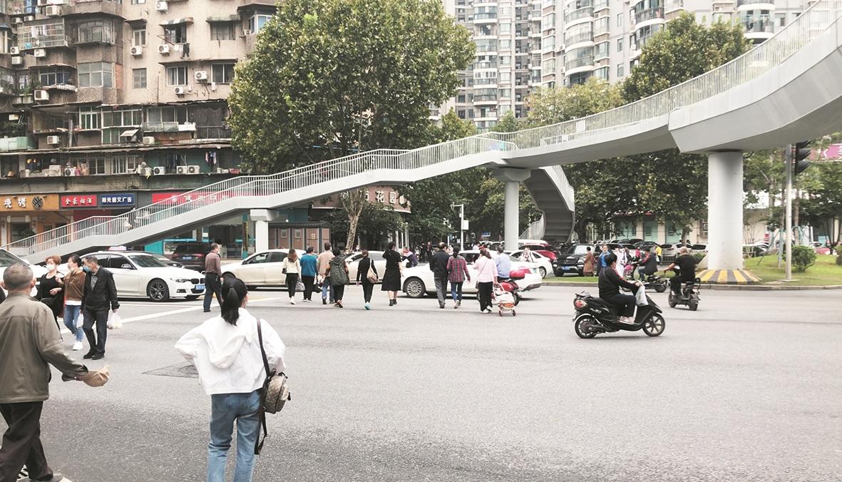 行人不走天桥频频与车抢道 回应：重新考量过街方案