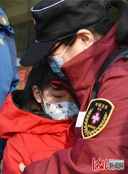 1月31日，河北省疾病预防控制中心，即将出征的应急检测队队员田美娜将女儿搂进怀里。 河北日报记者赵海江摄
