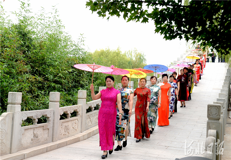 2020年10月14日，河北省临漳县邺城模特队在邺城公园进行旗袍展示。河北日报记者杜柏桦摄影报道