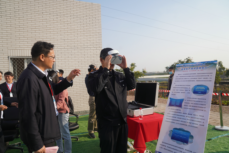 邯郸市各界代表走进工程开放日活动现场，图为代表观体验安全教育虚拟培训系统。赵新宇摄