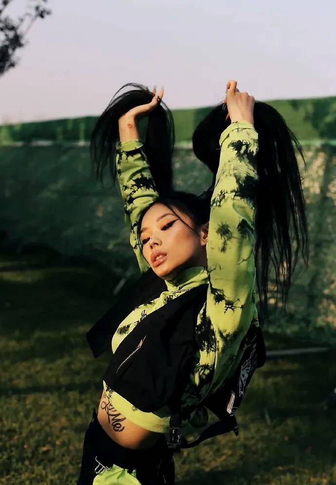 万妮达从头美到脚怎一个敢字了得