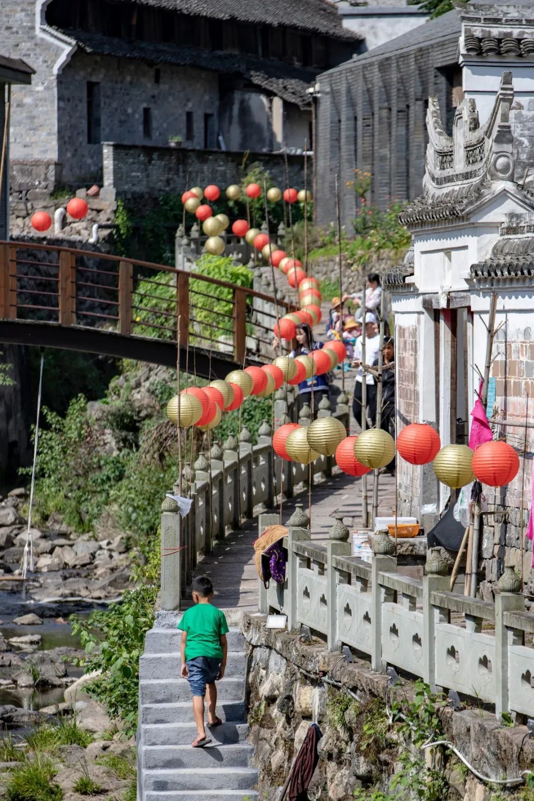 宁波这条盘山公路美得醉人!头上开着小火车,还有色彩斑斓的水库湿地!
