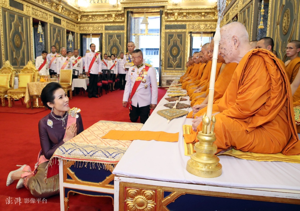 泰國王妃詩妮娜出獄後首次公開露麵 陪泰王出席活動
