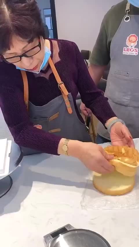 乔任梁33岁冥诞，妈妈送上亲手做的粉色蛋糕