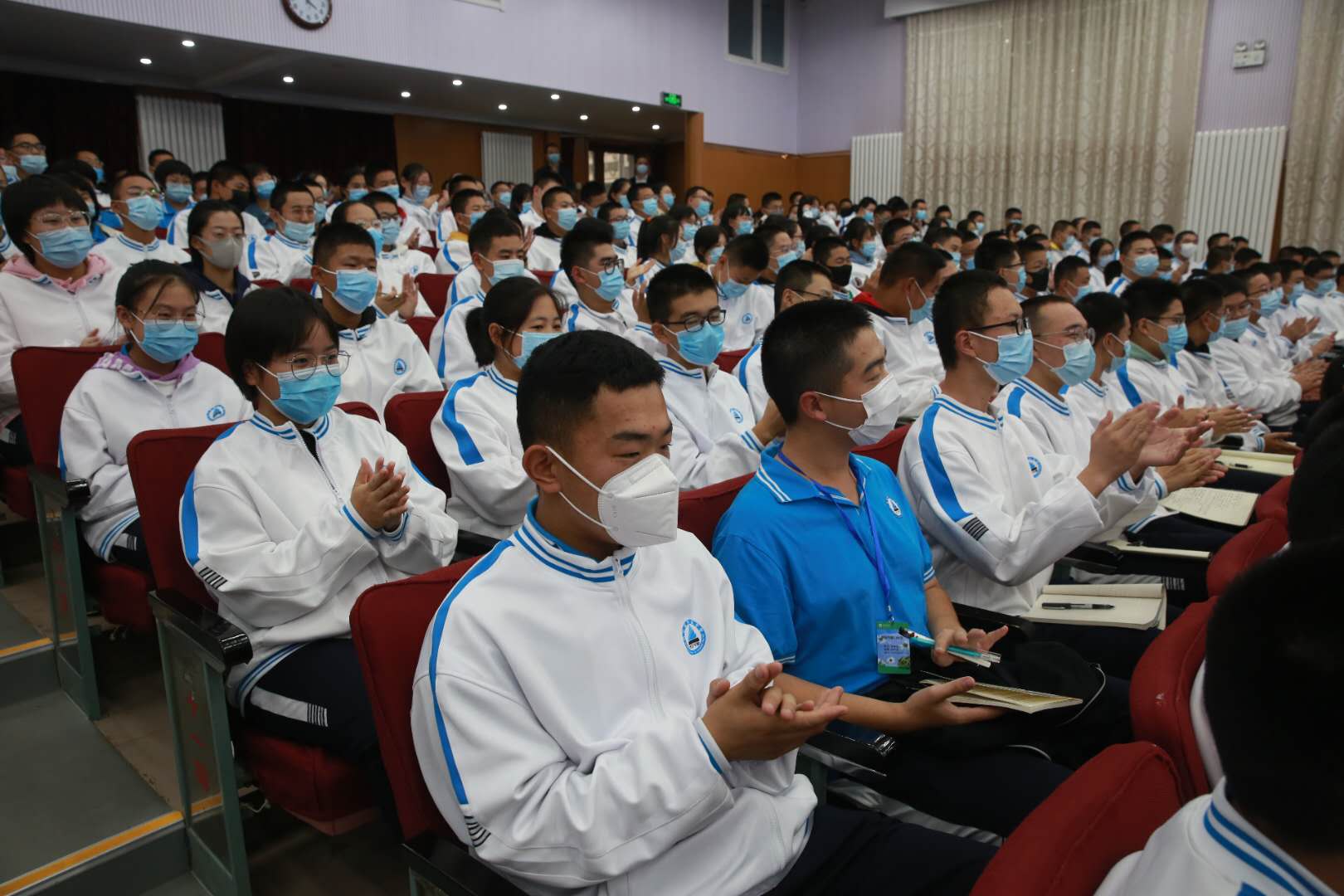 齐鲁工业大学（山东省科学院）党委书记、泰山学者攀登计划专家王英龙到泰山中学开展科普讲座