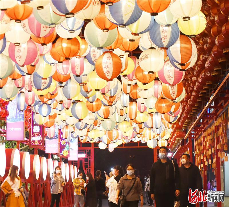 4月15日晚，石家庄市一城市综合体步行街张灯结彩迎接八方客。 河北日报记者史晟全摄
