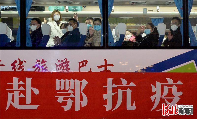 1月26日，河北省首批医疗队150名医务人员和工作人员奔赴武汉，支援湖北省开展新型冠状病毒感染肺炎医疗救治工作。图为医疗队队员登车后挥手告别。 河北日报记者张昊摄