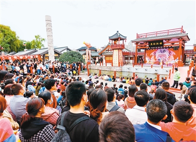 10月4日，大唐芙蓉园内仿唐表演吸引众多游客驻足观看。 记者 窦翊明 摄