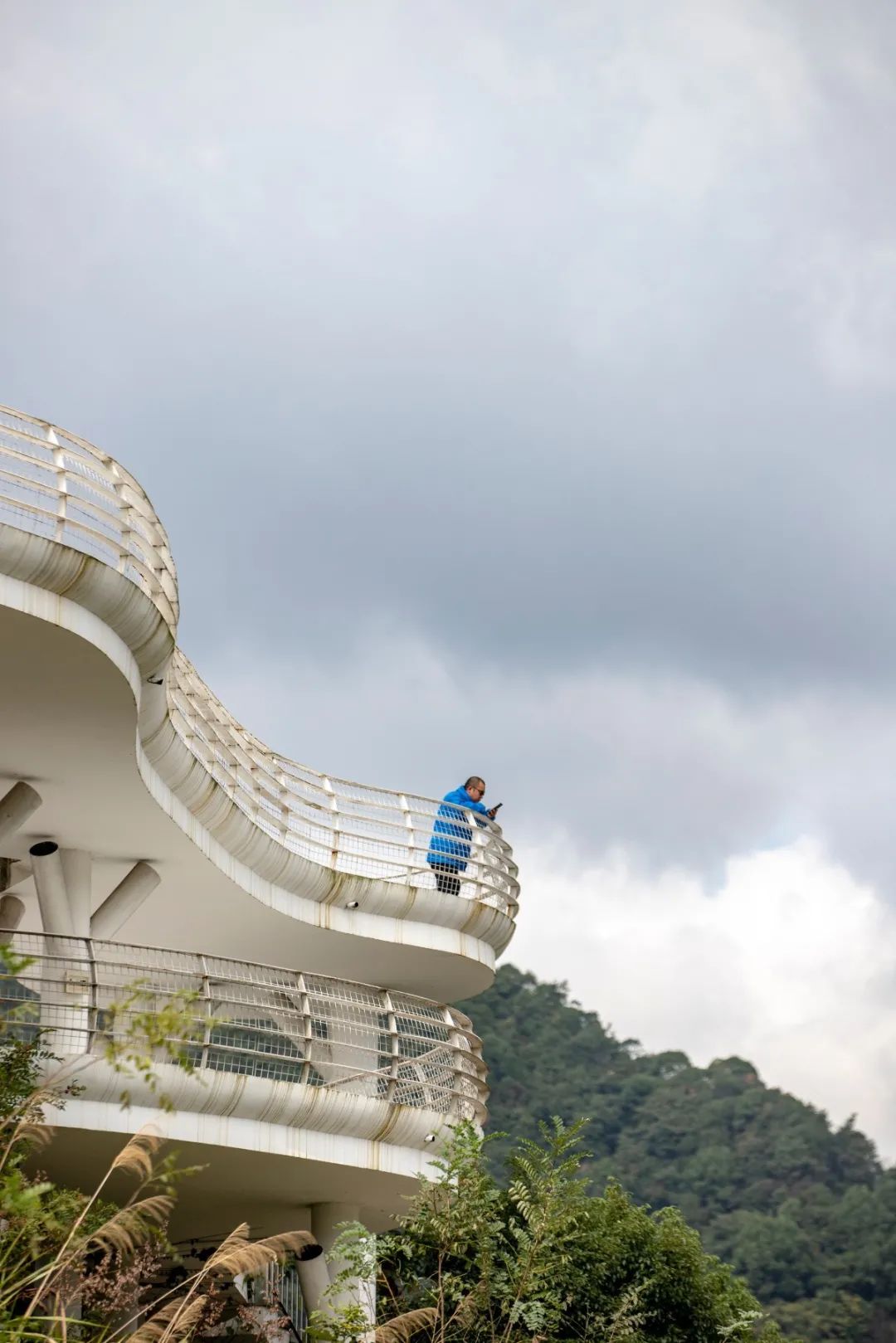 宁波这条盘山公路美得醉人!头上开着小火车,还有色彩斑斓的水库湿地!