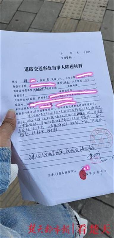 上班路上井盖突然歪斜男子摔伤 事发10多天无人担责