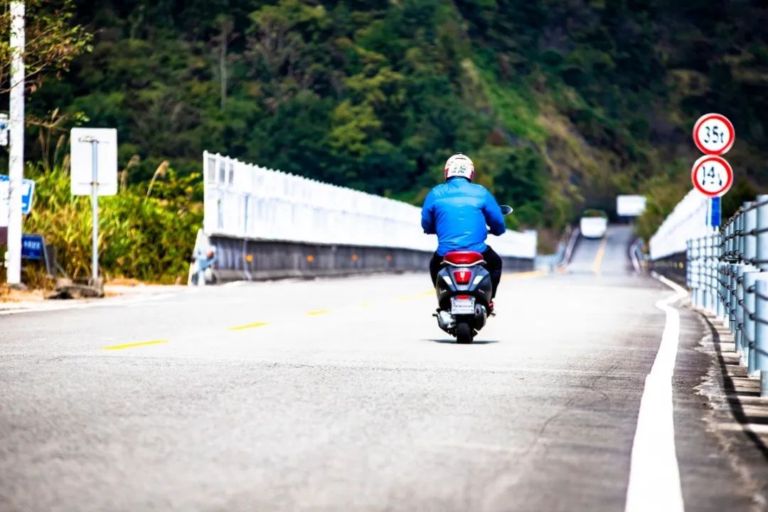宁波这条盘山公路美得醉人!头上开着小火车,还有色彩斑斓的水库湿地!