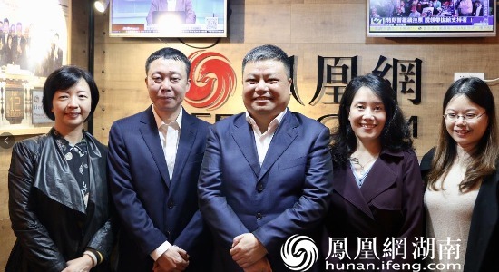 陈刚（中）走访凤凰网湖南站办公区