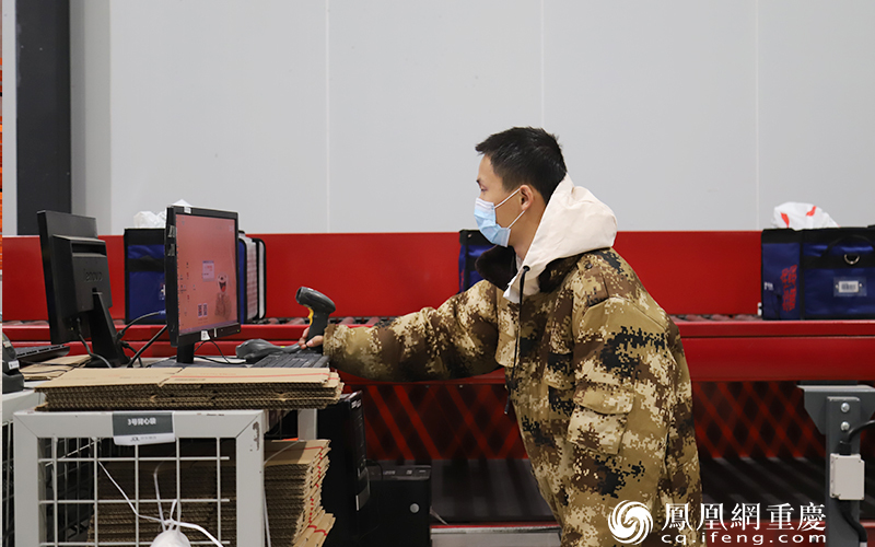 必须穿上防寒服才能进入生鲜库工作区