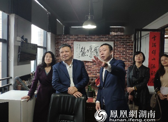 陈刚（左二）调研在湘凤凰系媒体