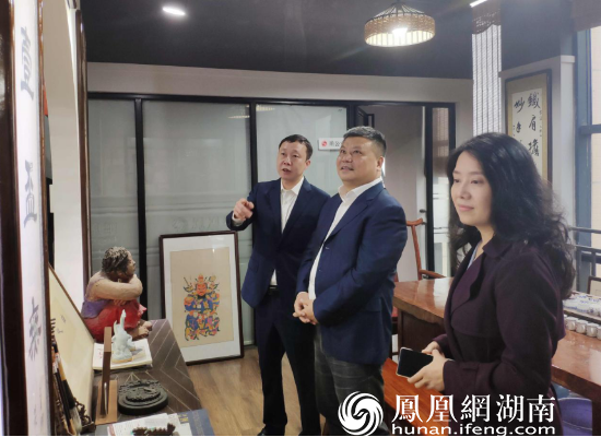 陈刚（中）调研在湘凤凰系媒体