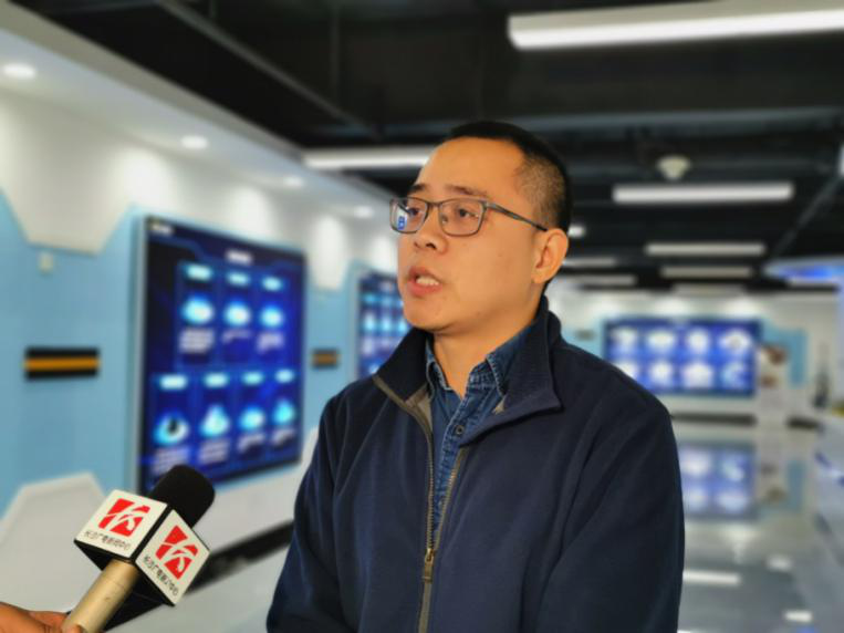 图为湖南中大检测技术集团有限公司总裁助理、 副总经理胡泽超接受长沙广电新闻中心记者采访
