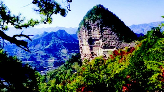 经千年风雨巍然屹立悬崖 麦积山上的那一抹恬淡微笑