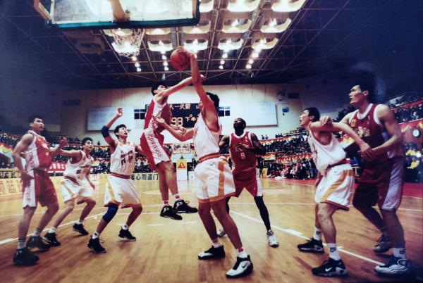 （1999年3月27日，八一男篮主场迎战山东队，在画面中的八一队4名队员为：张劲松，王治郅，李楠，刘强。李岩宏摄）