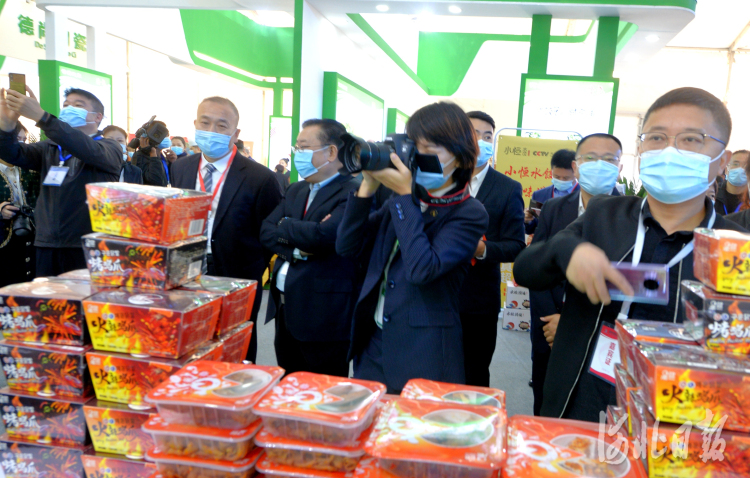 2020年10月18日，隆尧食品产业发展大会上，与会嘉宾在参观展览。河北日报记者杜柏桦摄影报道