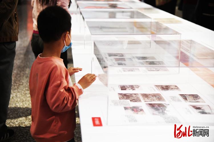 10月17日，“燕赵答卷——河北省脱贫攻坚成果展”在河北博物院正式开展。图为市民在展馆内参观。