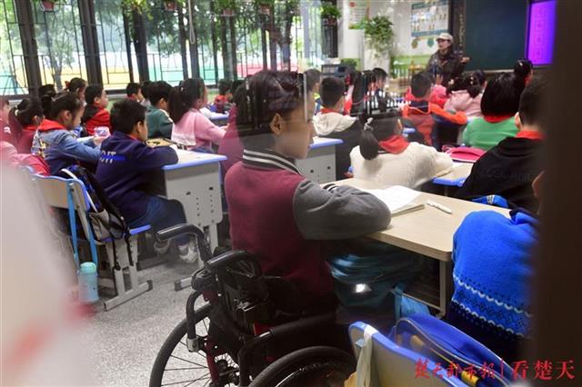 认真听讲的欣然