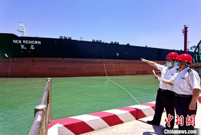 湛江海关所属东海岛海关关员对中科炼化首艘进口油船进行现场监管(资料图) 岳海观 摄