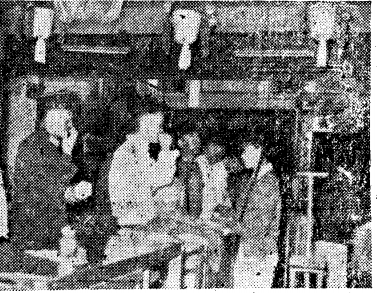 这张图片虽然模糊，但却是目前能找到最早二百服务照片，摄于1958年