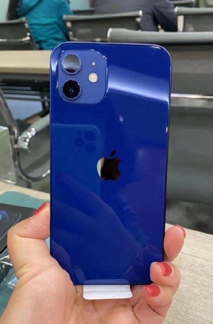 iPhone 12蓝色真机曝光 遭网友吐槽色差大：跟中毒了一样