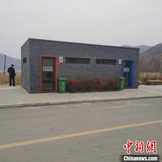 村里对公厕进行改造 石洪宇 摄