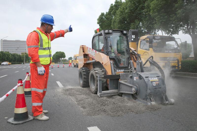 小面积沥青路面破损如何修复？ 机械化提高劳动效率 新设备助力道路养护