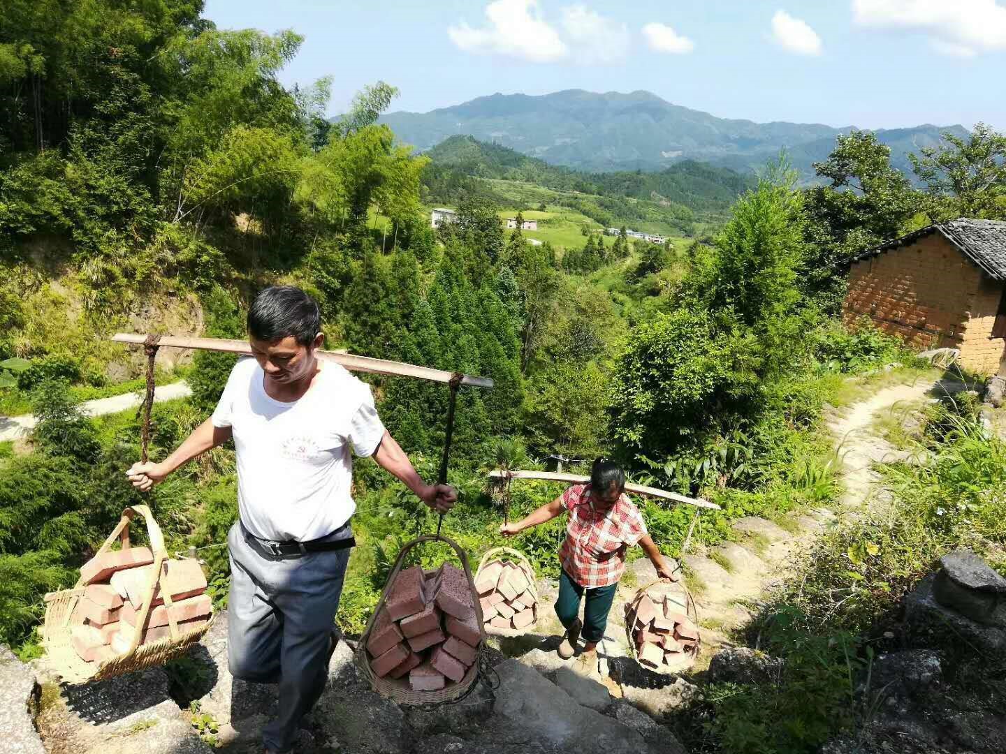 刚刚上任的罗永华用脚步丈量了村子里的每一个角落
