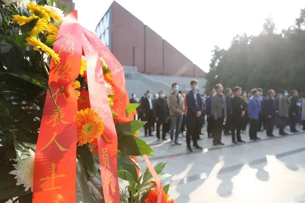 孟良崮战役纪念馆，学员向先烈敬献花篮