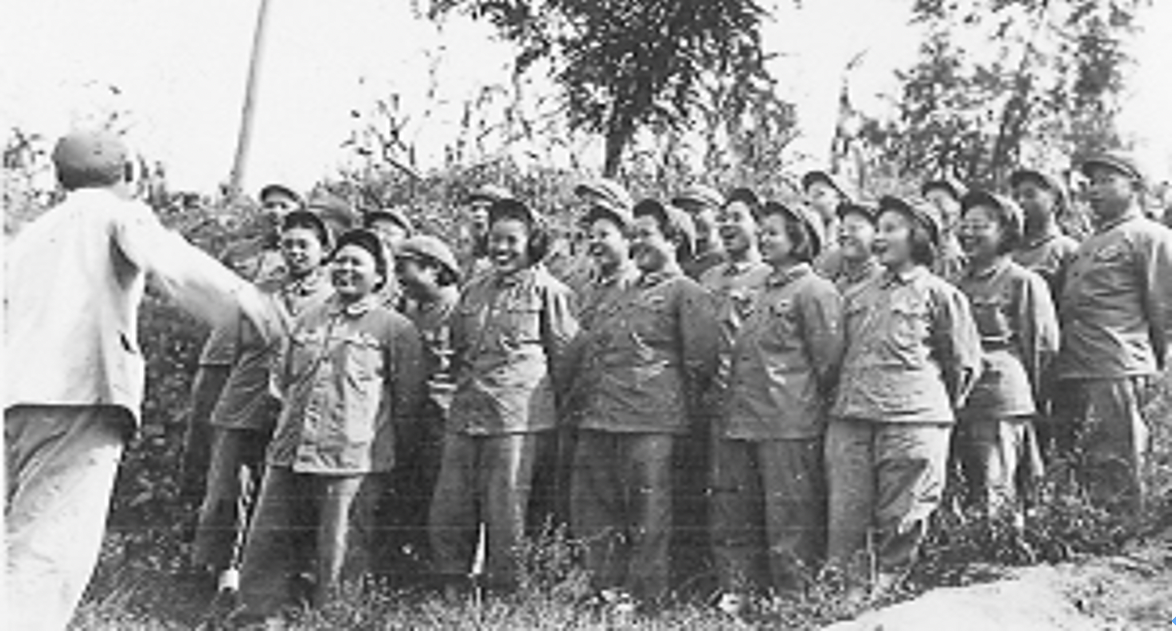 ▪战斗间隙志愿军教医疗队员一起练合唱