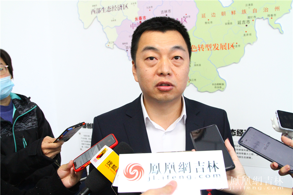 中国工商银行吉林省分行公司金融业务部副总经理李伟范接受媒体采访。