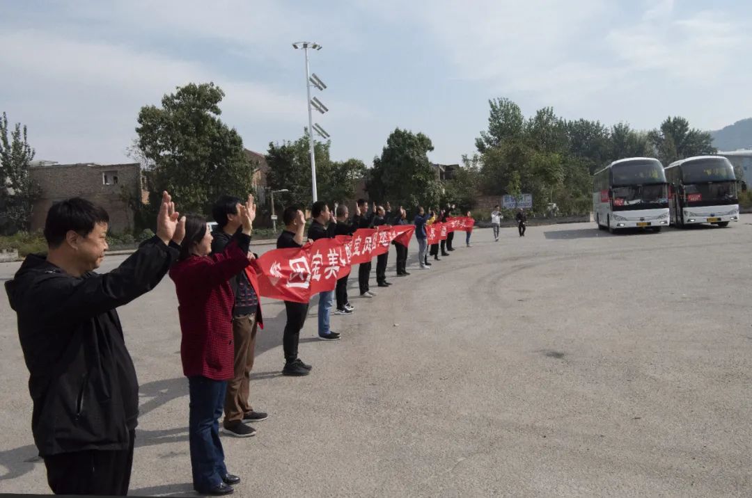 成员及机关干部职工,在城东产业园区为专列游客举行了简短的欢送仪式。