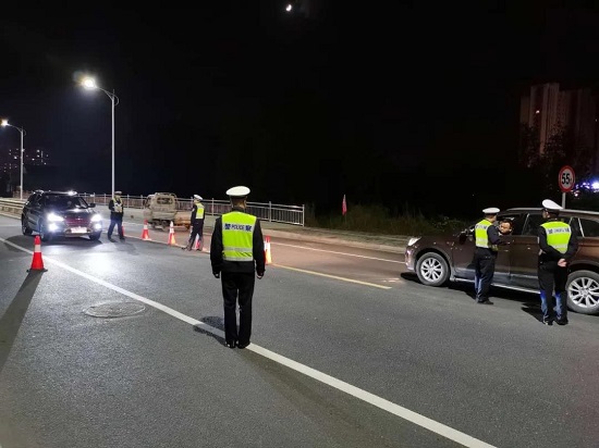 护航交通安全鼎城交警夜查酒驾