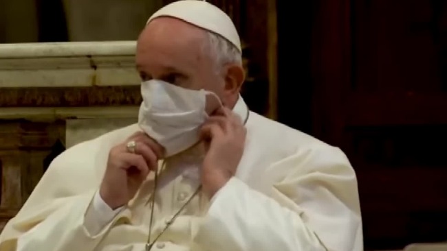 教皇出席公开活动戴上了口罩 外媒：第一次