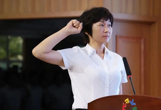 初中部校长助理胡晓娜带领大家宣誓